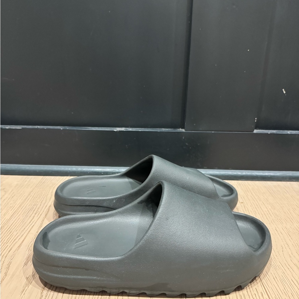 Yeezy Men’s Foam Slide Sandals in Charcoal